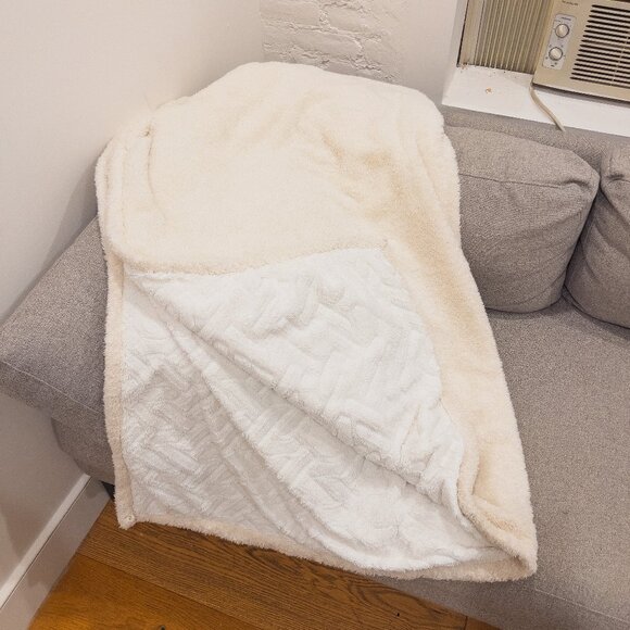 Throw blanket - Picture 1 of 3